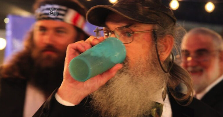 Uncle Si’s Tupperware Cup to Be Auctioned Off to Fans