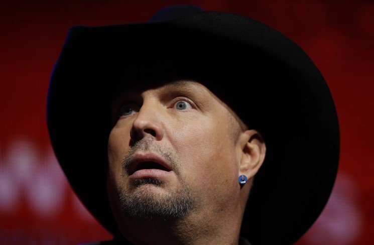 Garth Brooks Can’t Get a Table in Nashville: “He Made Himself an Outcast”